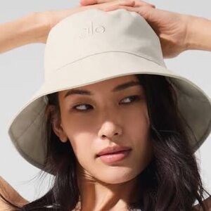 NWT Alo Yoga Weekender Bucket Hat in Fresh Linen